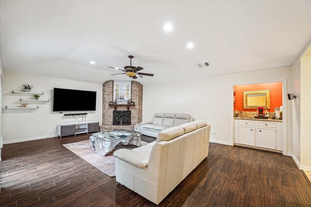 910 Coachlight Drive - Photo 3