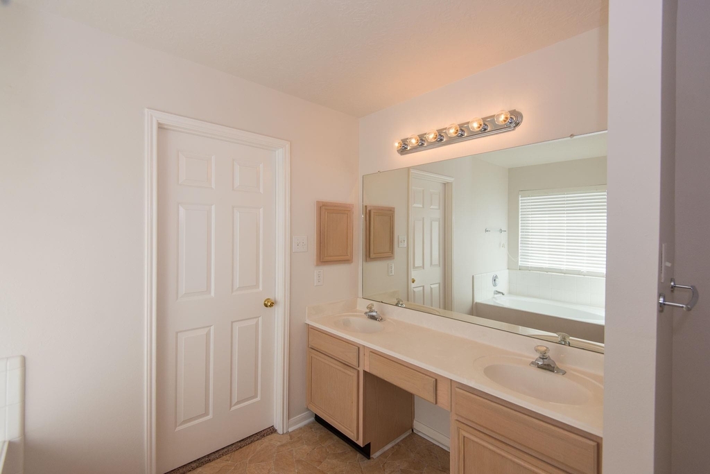 2207 Ames Street - Photo 14
