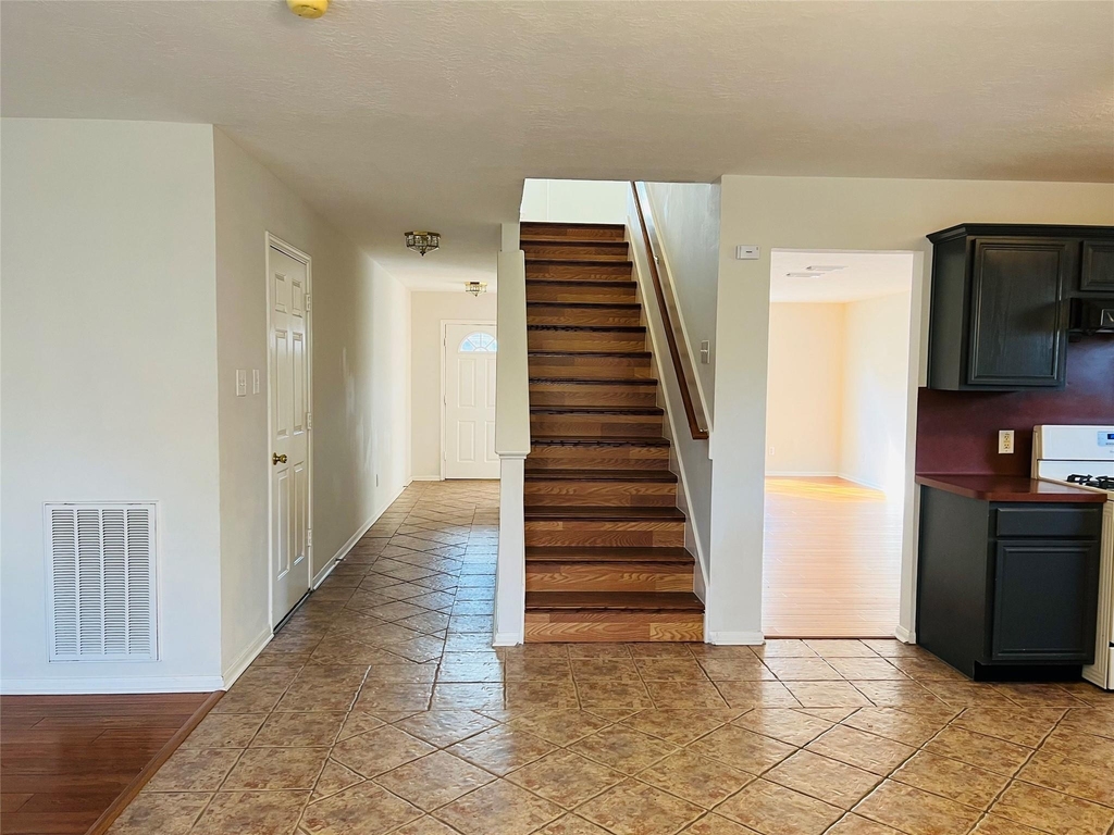 2207 Ames Street - Photo 2