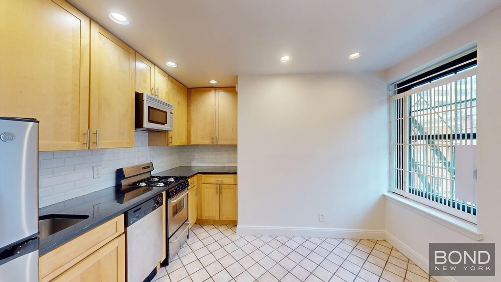 30 Charlton Street - Photo 1