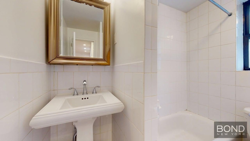 30 Charlton Street - Photo 2