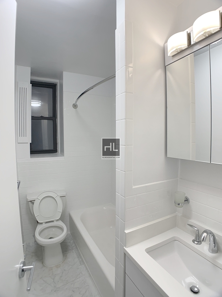 East 46 Street - Photo 2