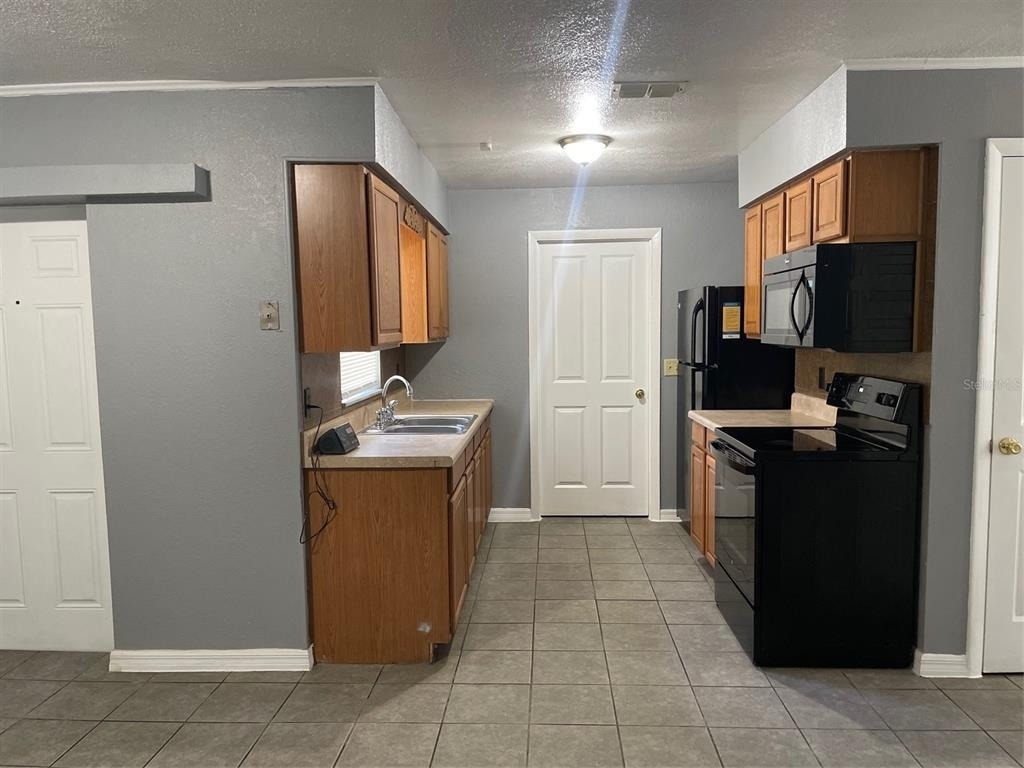 1935 W 14th Street - Photo 6