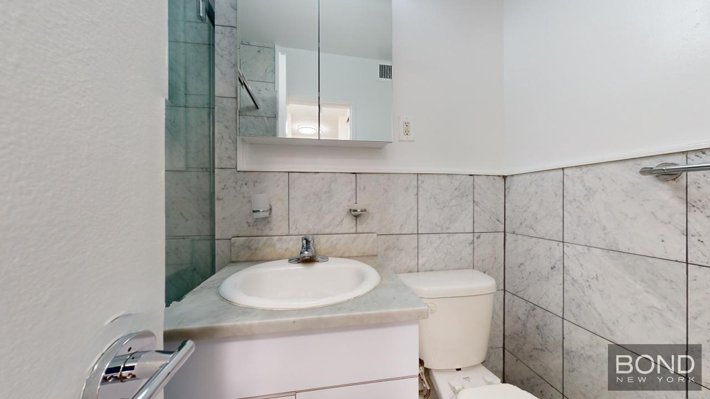 165 East 35th Street Apartment 5H - Photo 2