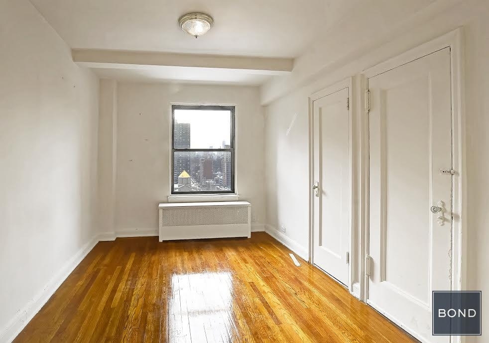 301 East 38th Street - Photo 2