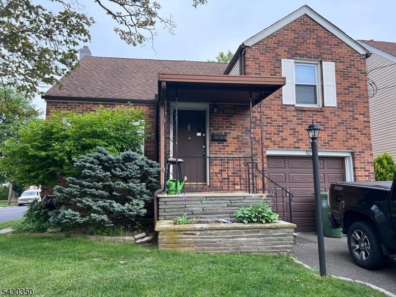 301 W Elm St - Photo 0
