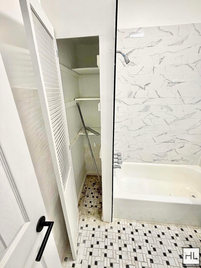 Jamaica Avenue - Photo 13