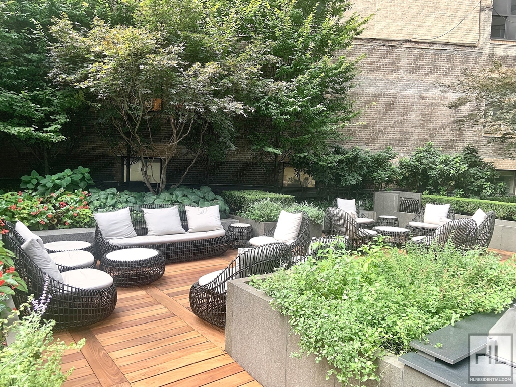 East 44th Street - Photo 4
