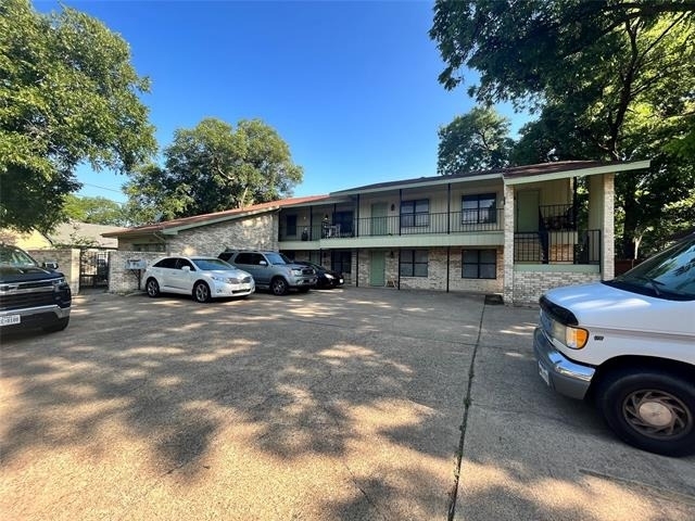 906 N Austin Street - Photo 1