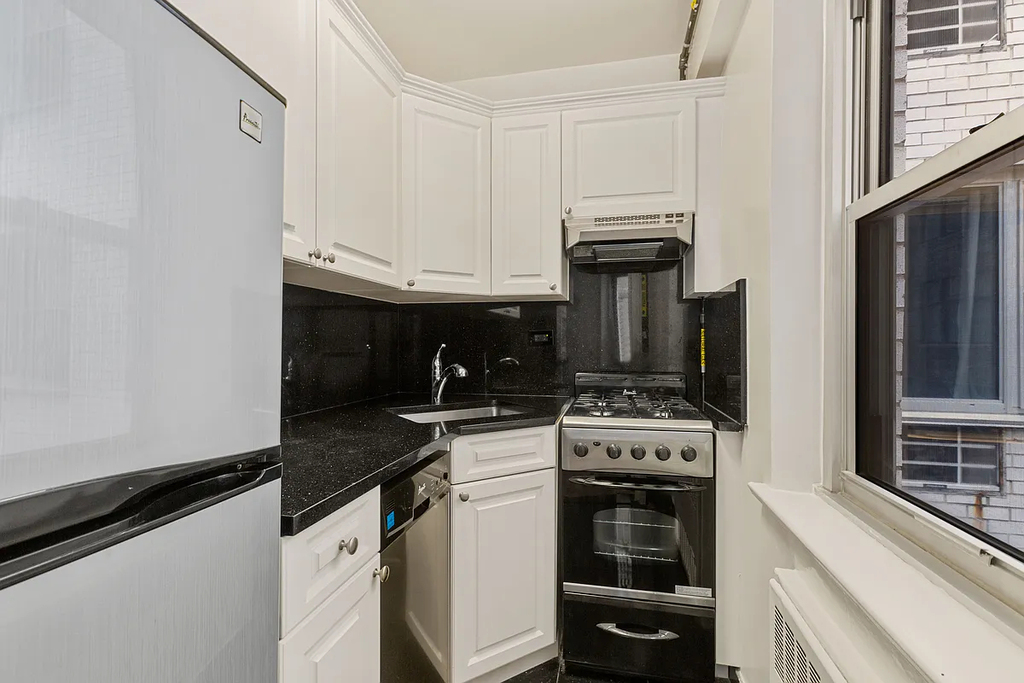 East 45th Street - Photo 3