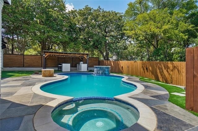1002 Woodvale Court - Photo 5