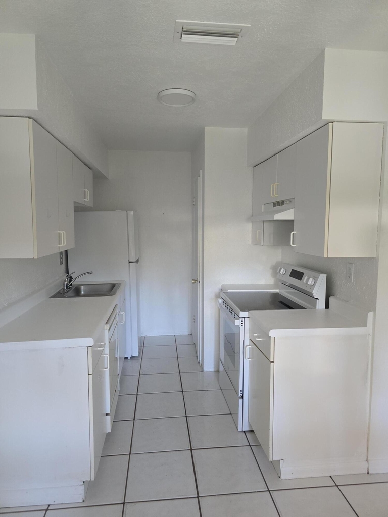 1448 Holly Heights Drive - Photo 3