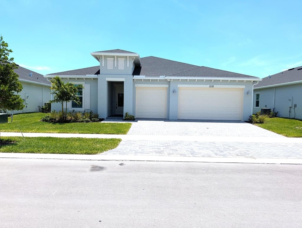 1332 Se Willow Oaks Street - Photo 0