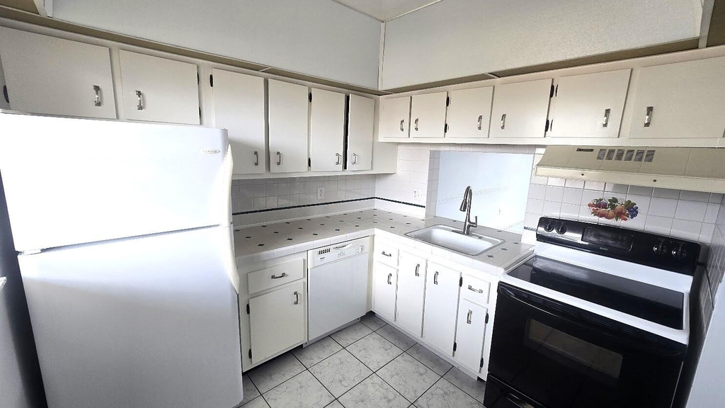 2800 Nw 56th Avenue - Photo 2
