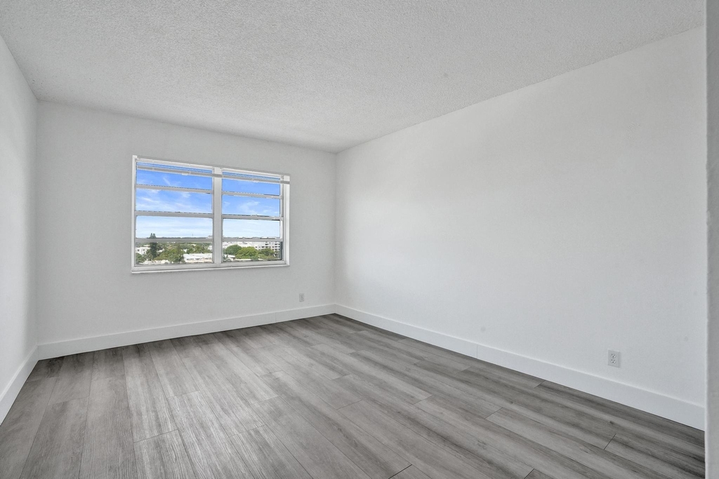 900 Ne 18th Avenue - Photo 2