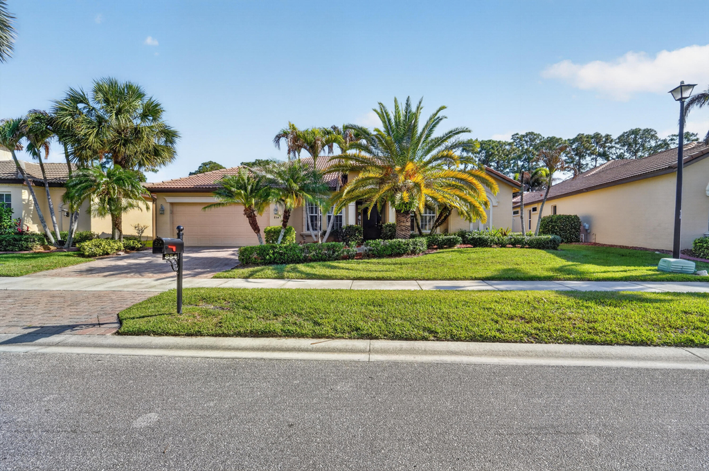 854 Sw Saint Tropez Court - Photo 0