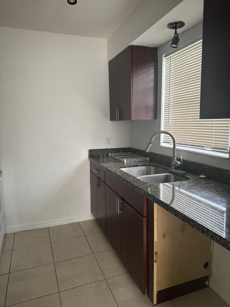 1401 N J Street - Photo 2