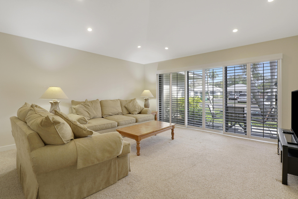 706 Club Drive - Photo 4