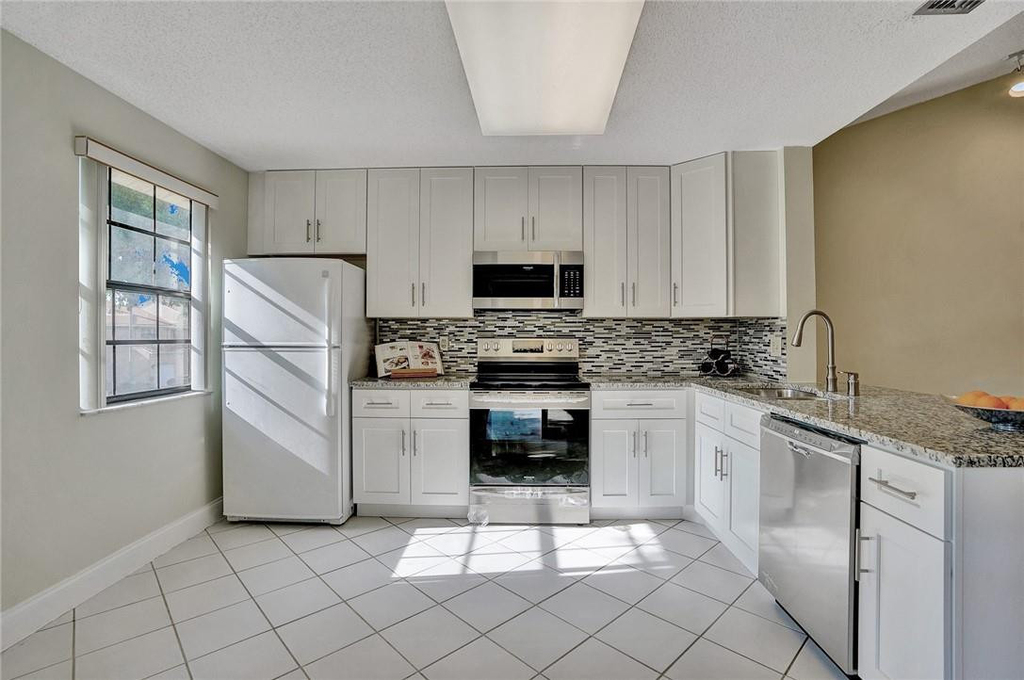 6698 Montego Bay Boulevard - Photo 5