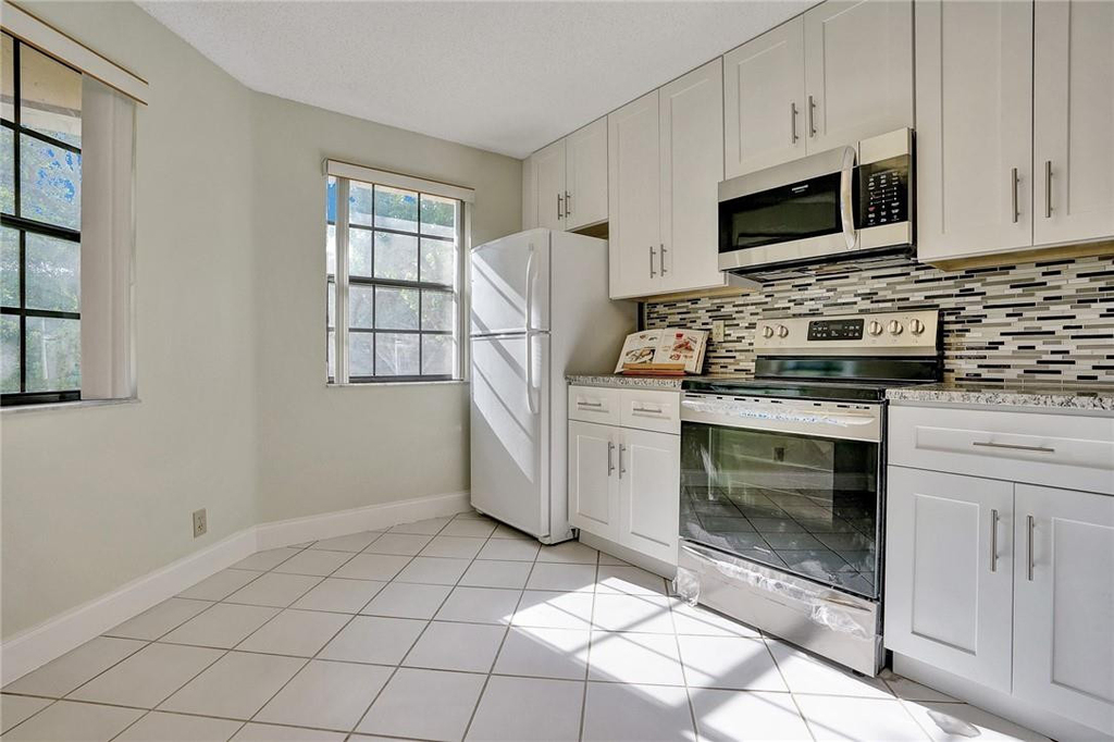 6698 Montego Bay Boulevard - Photo 4