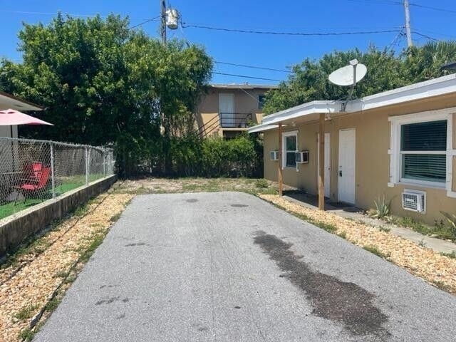 725 21st Street - Photo 0