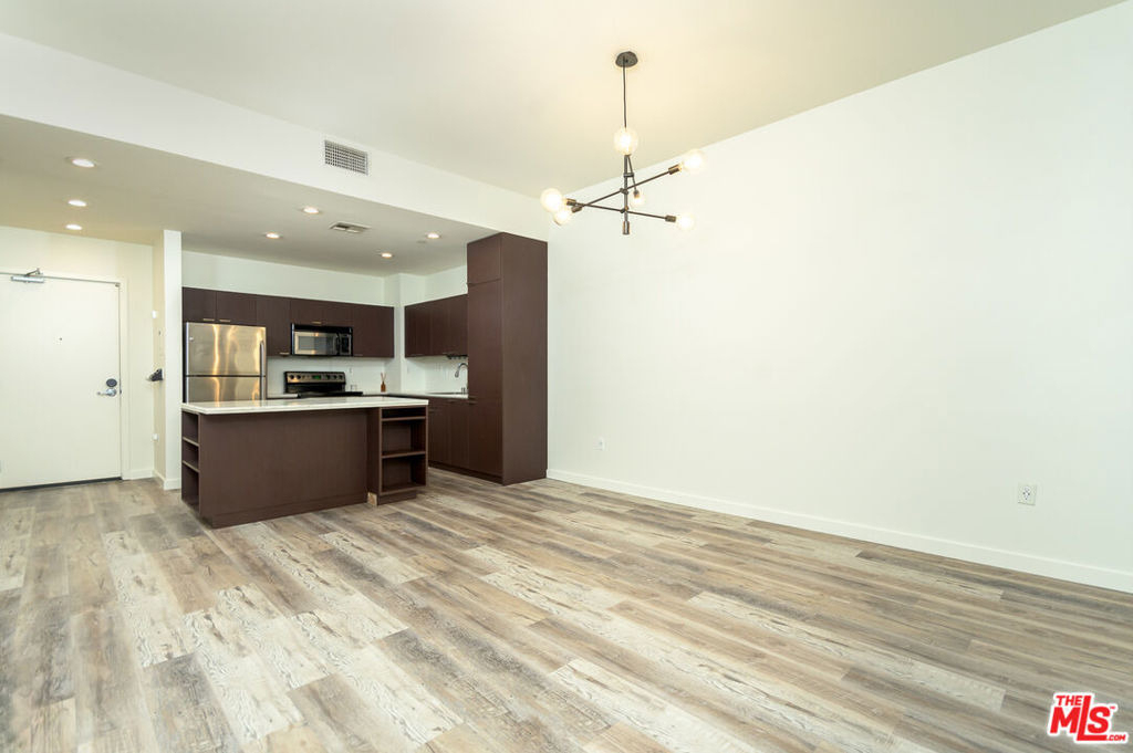 630 W 6th Street - Photo 4