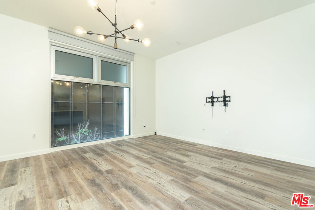 630 W 6th Street - Photo 18