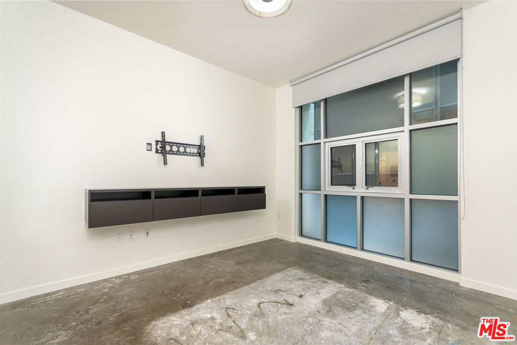 630 W 6th Street - Photo 22