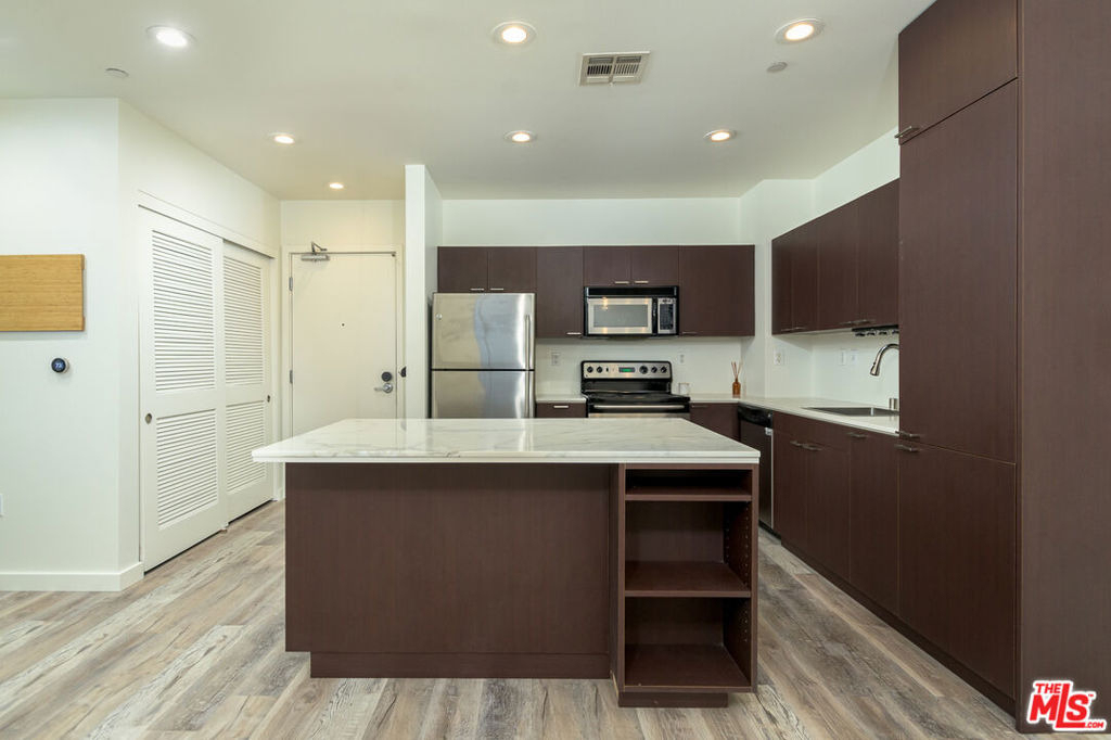 630 W 6th Street - Photo 8