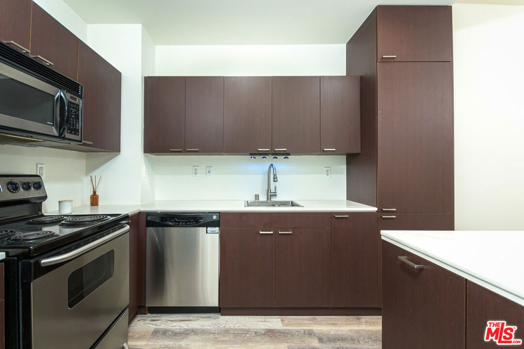 630 W 6th Street - Photo 10