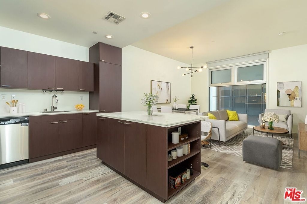 630 W 6th Street - Photo 6