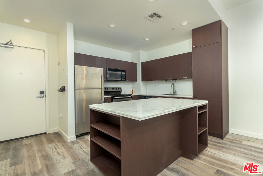 630 W 6th Street - Photo 5