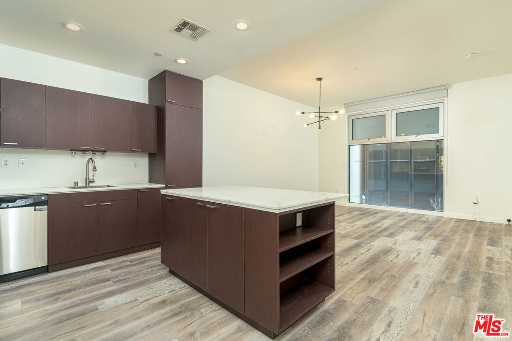 630 W 6th Street - Photo 7