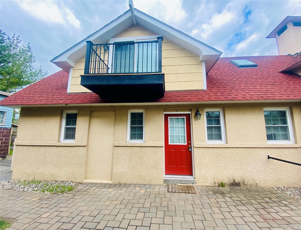 73 Webster Ave - Photo 0