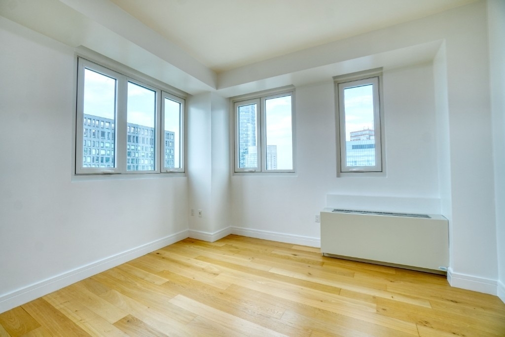 24-16 Queens Plaza S - Photo 2