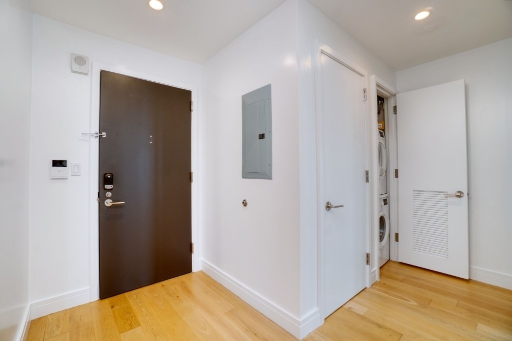 24-16 Queens Plaza S - Photo 4