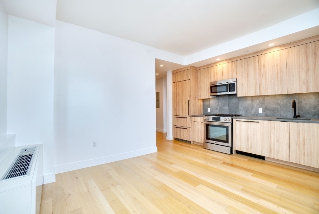 24-16 Queens Plaza S - Photo 1
