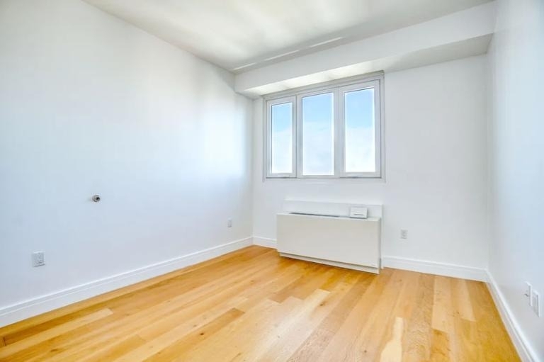 24-16 Queens Plaza S - Photo 7