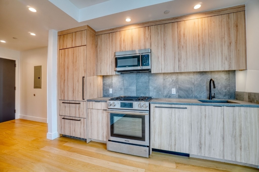 24-16 Queens Plaza S - Photo 3