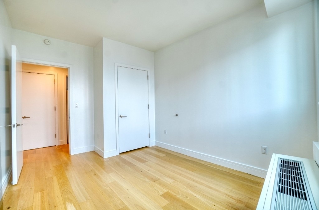 24-16 Queens Plaza S - Photo 8