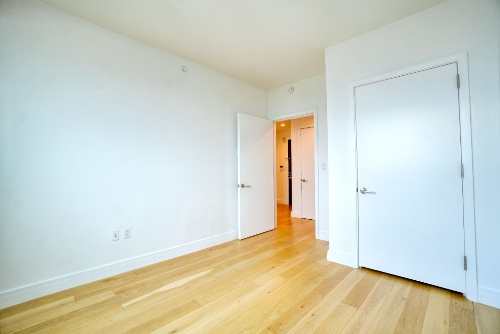 24-16 Queens Plaza S - Photo 9