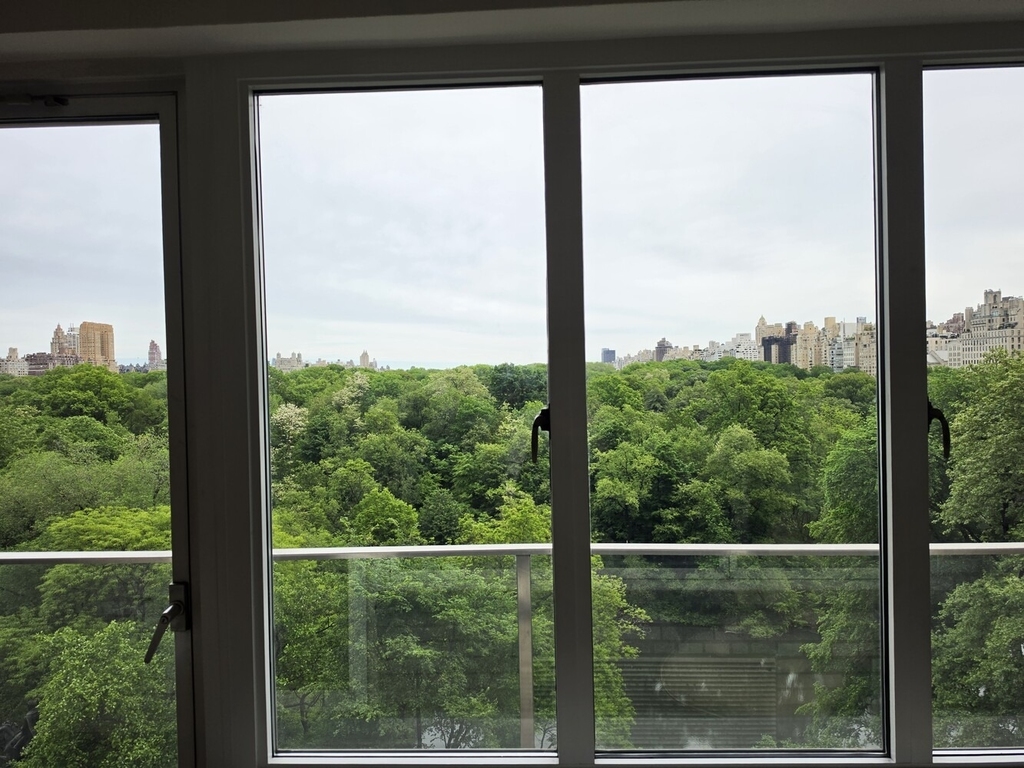40 Central Park S - Photo 2