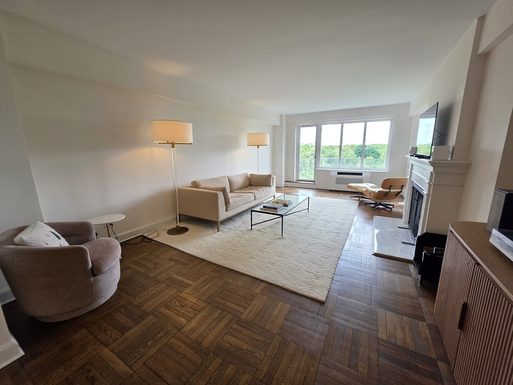 40 Central Park S - Photo 1