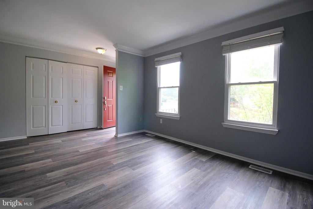 953 Ferndale Avenue - Photo 2