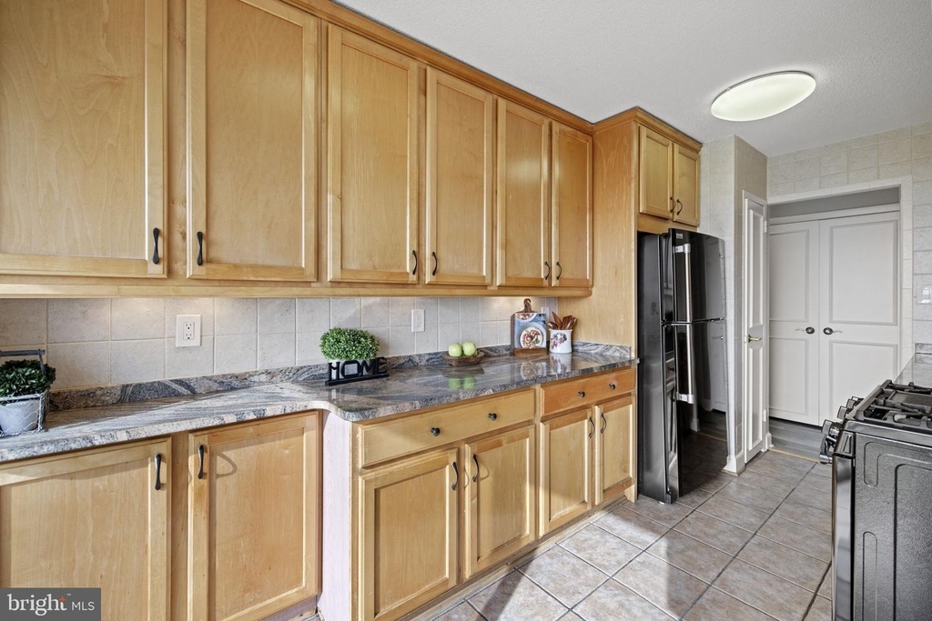 501 Slaters Lane - Photo 2