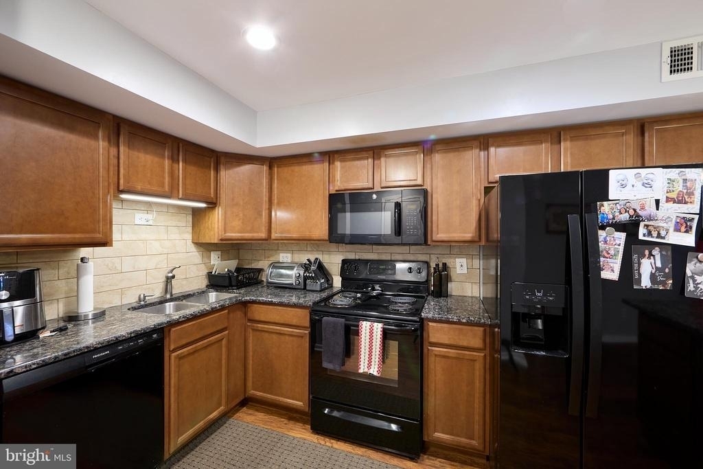 242 Summit House - Photo 3