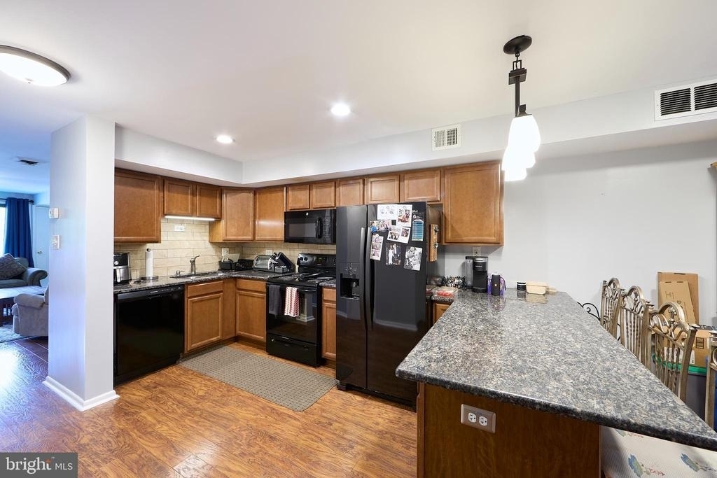 242 Summit House - Photo 2