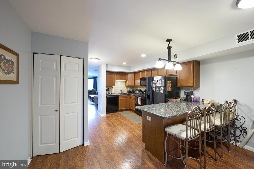 242 Summit House - Photo 1