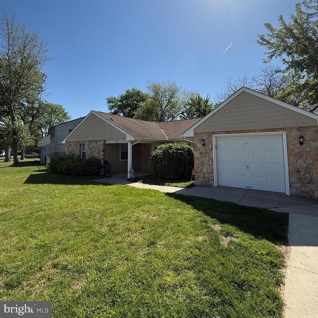 913 Hampton Way - Photo 1