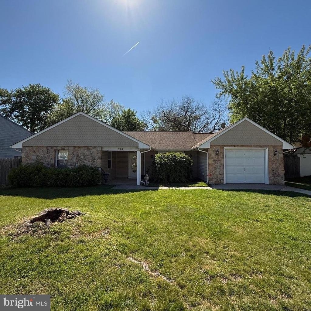 913 Hampton Way - Photo 0